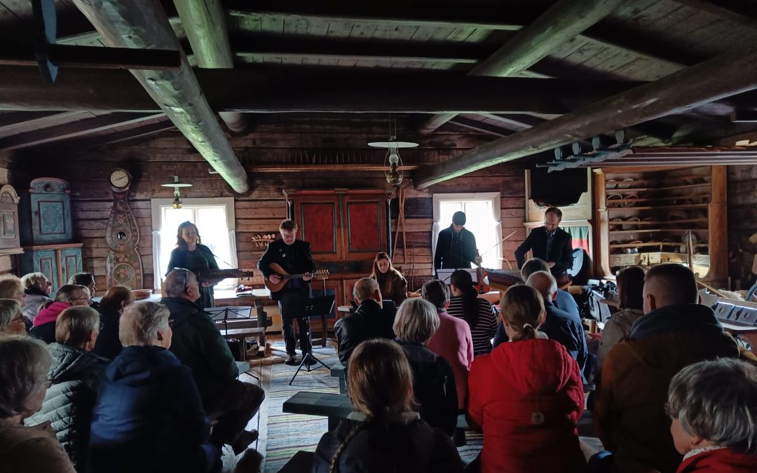 Santoor soi Kuortaneen kouluissa ja Talomuseolla